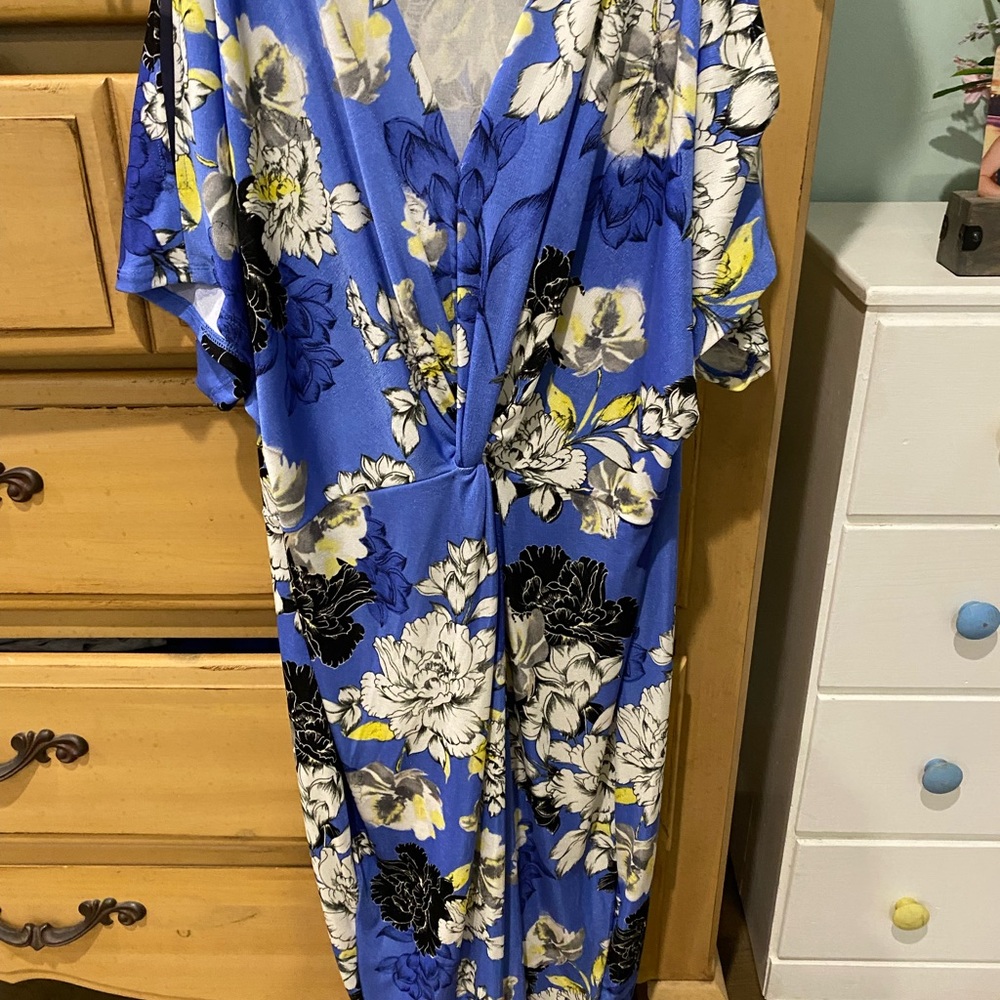 Jennifer Lopez Knee Length dress. Blues and yellows. Has short wide sleeve.